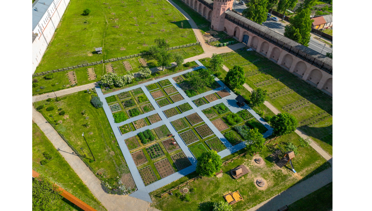 Vue aérienne d’un terrain constructible aménagé en parcelles, illustrant la planification nécessaire avant l’achat d’un terrain pour construire une maison.