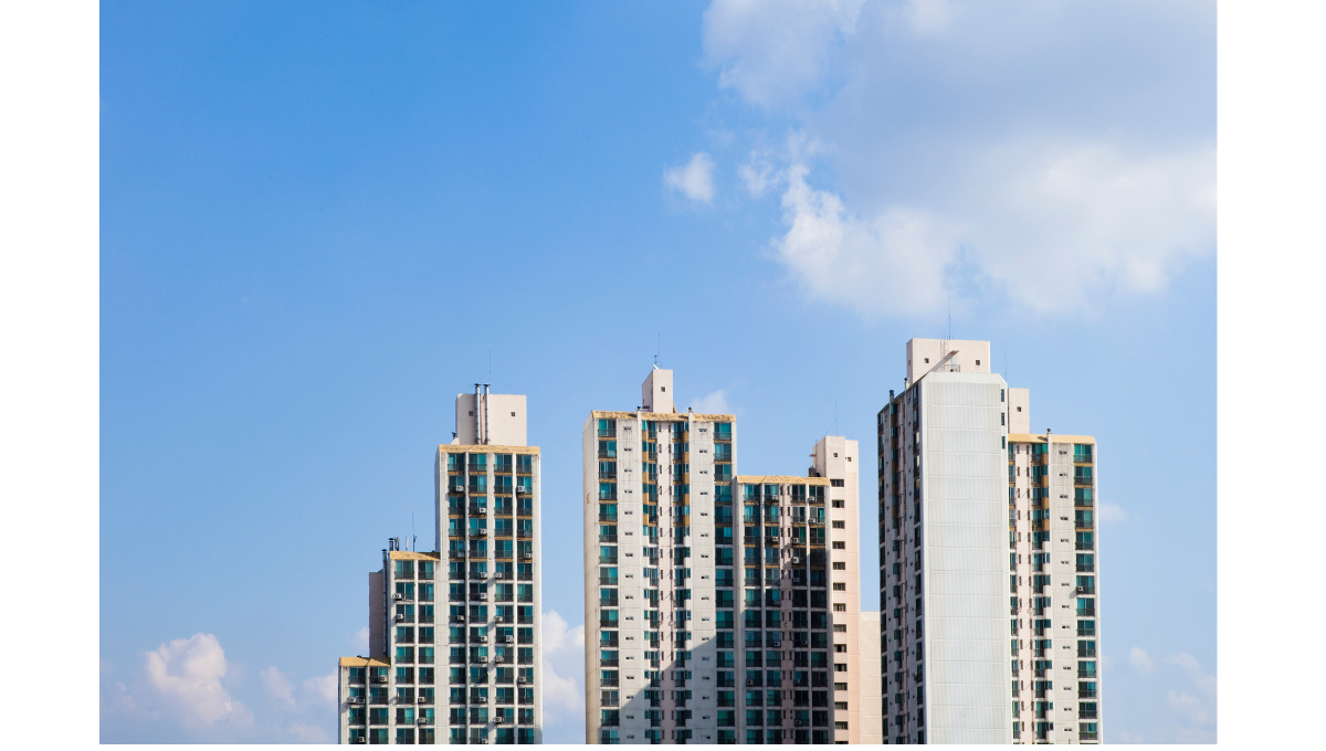Vue de plusieurs immeubles de condominiums neufs en milieu urbain, illustrant une option possible dans le choix entre maison de ville ou condo neuf.