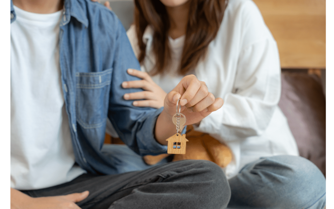 Couple recevant les clés de leur maison neuve, symbole de la garantie de construction résidentielle au Québec